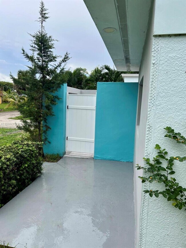 341 23rd Way S in West Palm Beach, FL - Building Photo - Building Photo