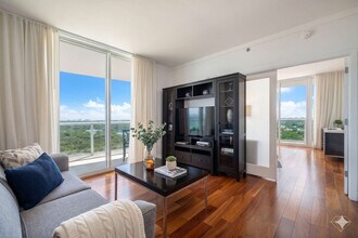 2889 McFarlane Rd, Unit SI ID1240596P in Miami, FL - Foto de edificio - Building Photo