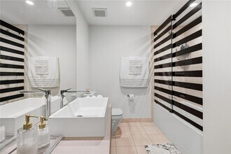 1000 Brickell Plaza, Unit 2805 in Miami, FL - Building Photo - Building Photo