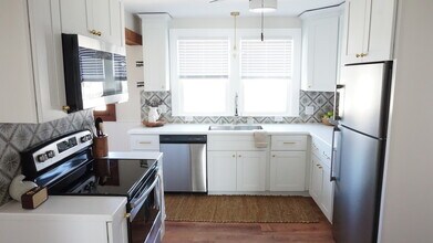 324 N 70th St, Unit A in Wauwatosa, WI - Building Photo - Building Photo