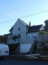 802 5th St in Oregon City, OR - Building Photo - Building Photo
