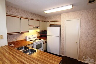 5001 Grande Dr in Pensacola, FL - Foto de edificio - Building Photo