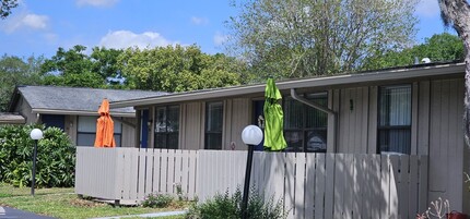 Crystal Court Apartments in Lakeland, FL - Foto de edificio - Building Photo