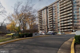 1808 Old Meadow Rd in McLean, VA - Building Photo - Building Photo