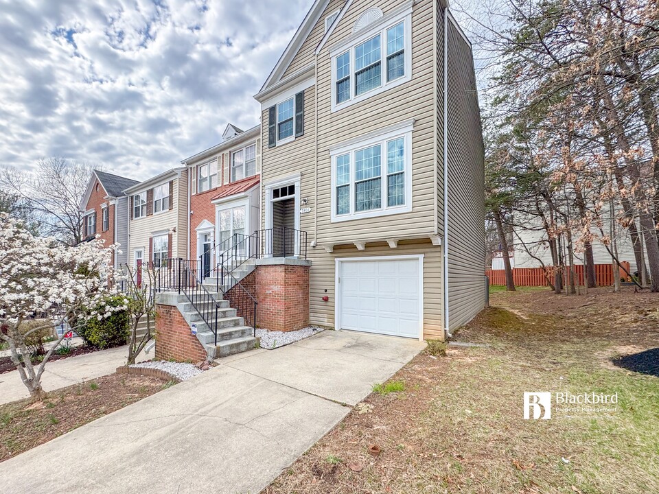 7801 Chartwell Pl in Greenbelt, MD - Foto de edificio