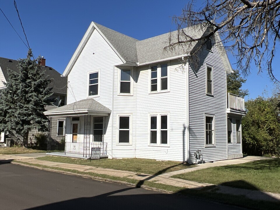 451 W 16th St in Dubuque, IA - Building Photo