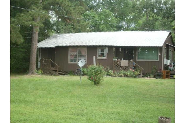 300 Beauty Shop Rd in Livingston, TX - Building Photo