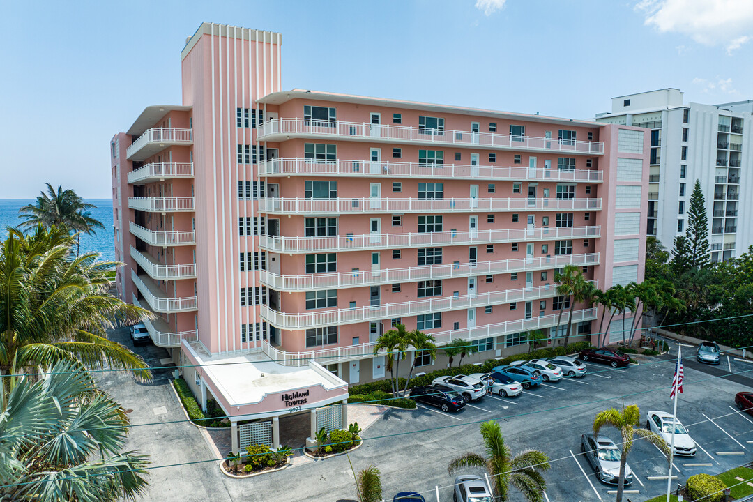 Highland Towers in Highland Beach, FL - Foto de edificio