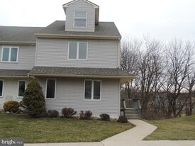 404 Pinebrooke Cir in Downingtown, PA - Building Photo