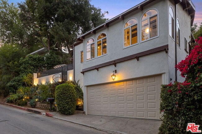 8809 Wonderland Park Ave in Los Angeles, CA - Building Photo - Building Photo