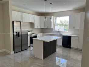 19250 NW 22nd St in Pembroke Pines, FL - Foto de edificio - Building Photo