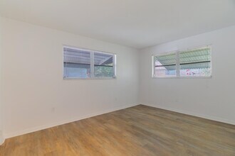4375 Forest Ln in Palm Springs, FL - Foto de edificio - Building Photo