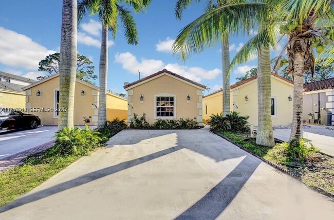 4728 Clemens St in Greenacres, FL - Building Photo - Building Photo