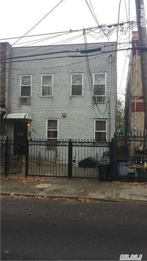 706 Hinsdale St in Brooklyn, NY - Building Photo