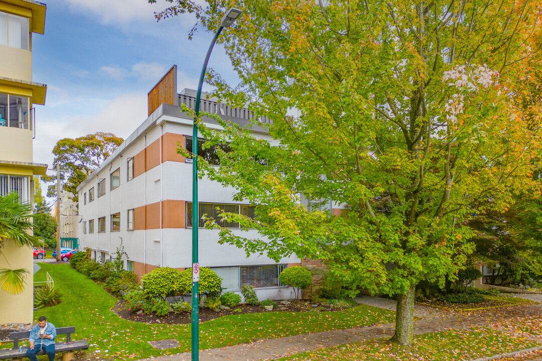 Ralston Court in Vancouver, BC - Building Photo