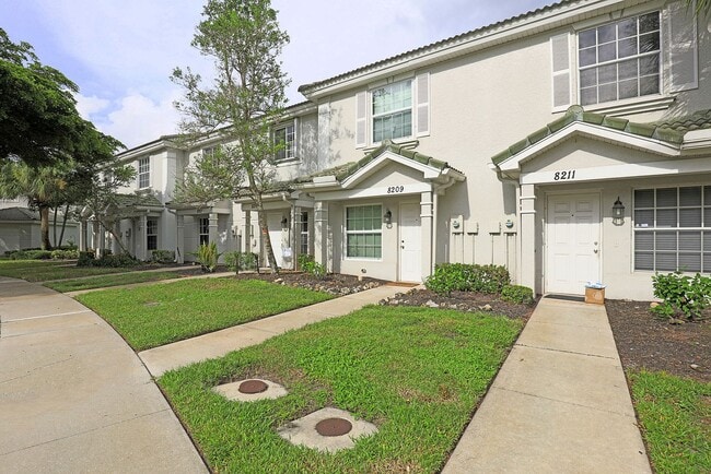 8205 Pacific Beach Dr in Ft. Myers, FL - Building Photo - Building Photo