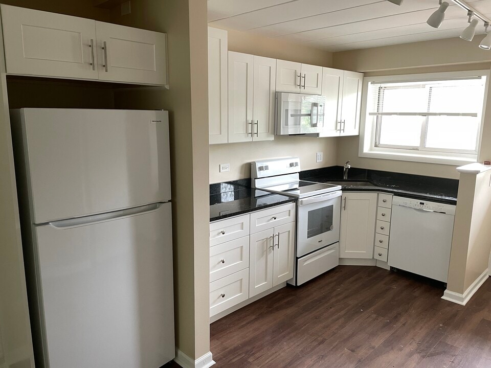 1307 College Ave in Wheaton, IL - Foto de edificio