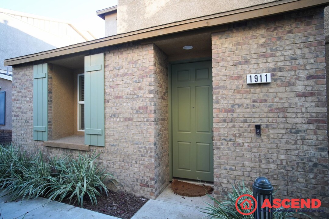 1911 Harpercolins St in Bakersfield, CA - Building Photo