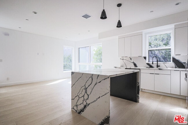 11814 Gilmore St in Los Angeles, CA - Building Photo - Building Photo