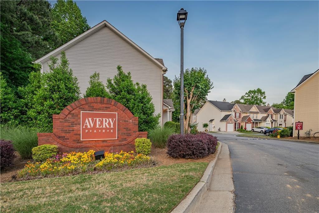 2620 Avery Park Cir in Atlanta, GA - Building Photo