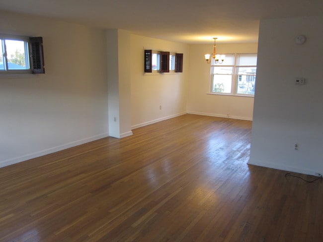 8655 Hoerner Ave in Parkville, MD - Foto de edificio - Building Photo