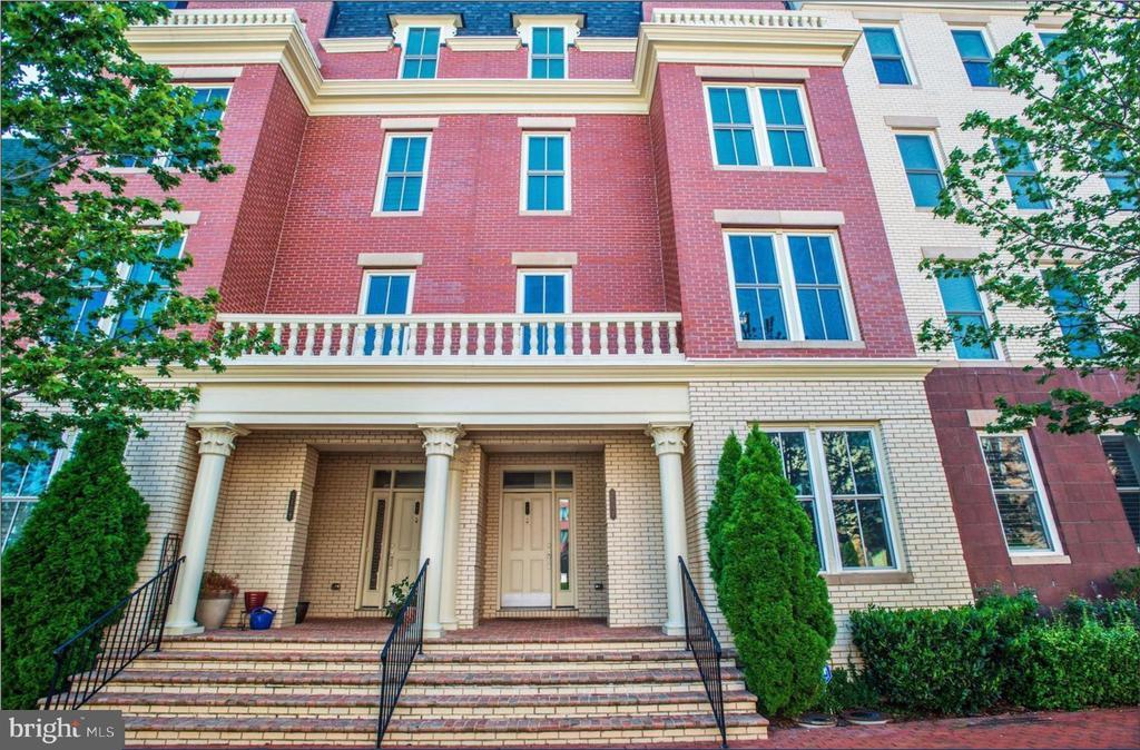 2107 Main Line Blvd in Alexandria, VA - Building Photo