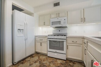 13200 Pacific Promenade in Los Angeles, CA - Foto de edificio - Building Photo