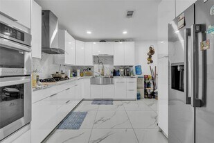1570 NW 132nd St in Miami, FL - Building Photo
