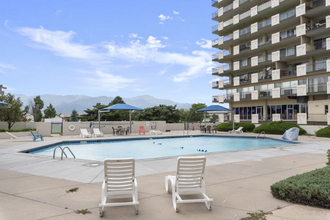411 Lakewood Cir in Colorado Springs, CO - Foto de edificio - Building Photo