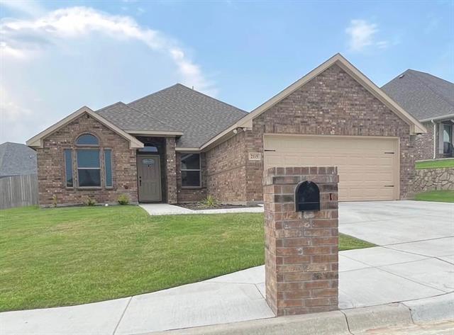 2105 Hill Crest Ct in Weatherford, TX - Building Photo