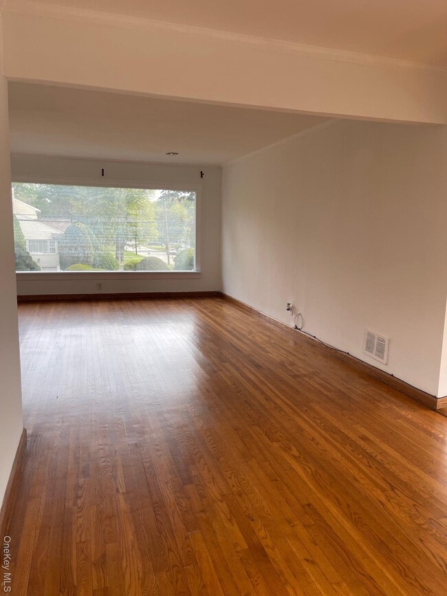 66 Laron Dr in New Rochelle, NY - Building Photo - Building Photo