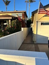 2093 Ayala St in Ventura, CA - Foto de edificio - Building Photo