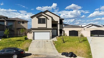 2501 Galloway Dr in Laredo, TX - Building Photo