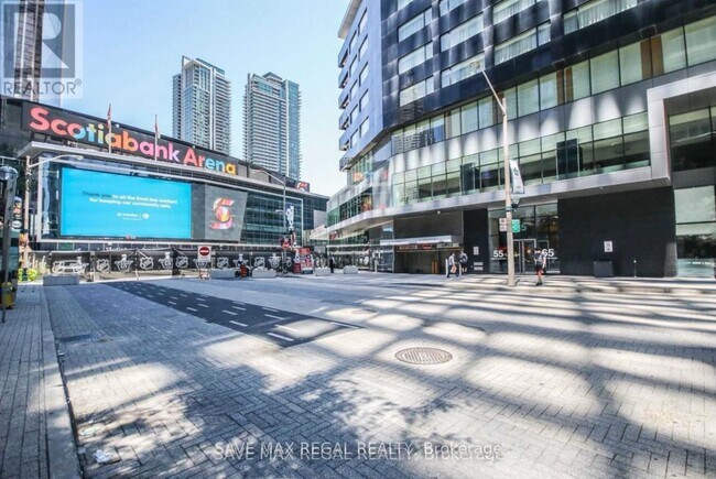 65-2565 Bremner Blvd in Toronto, ON - Building Photo - Building Photo