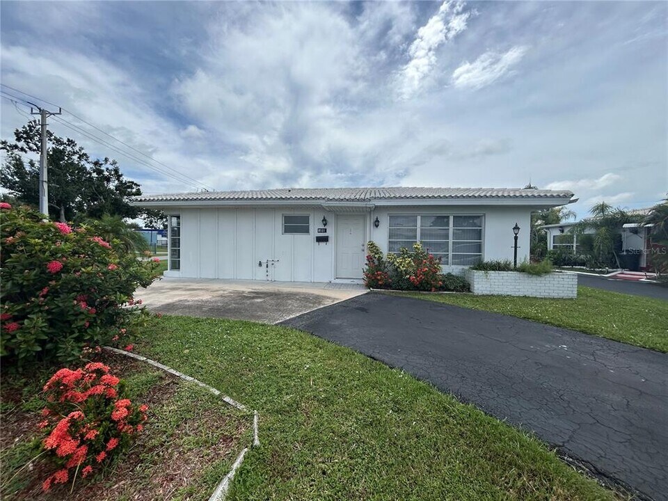 8521 Pickwick Rd in North Port, FL - Foto de edificio