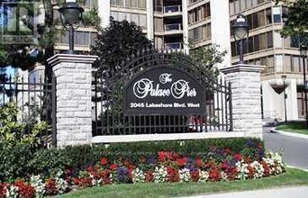 2045 Lake Shore Blvd W in Toronto, ON - Building Photo - Building Photo