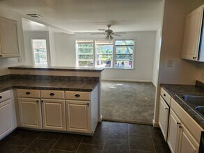 81 Bay View Ave, Unit 2 in Bristol, RI - Building Photo - Building Photo