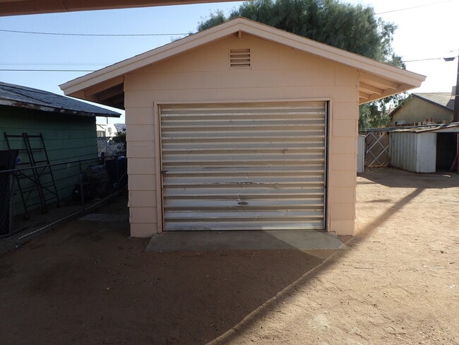 219 W Robertson Rd in Ridgecrest, CA - Building Photo - Building Photo