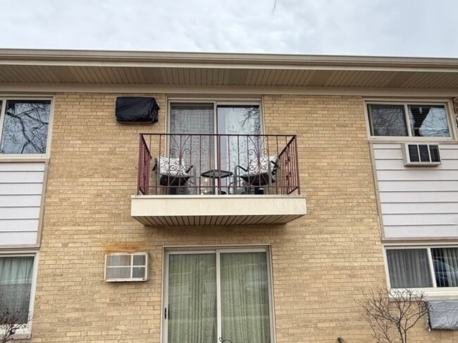 5725 Holmes Ave in Clarendon Hills, IL - Building Photo - Building Photo