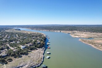 5507 Thunderbird St in Lago Vista, TX - Foto de edificio - Building Photo