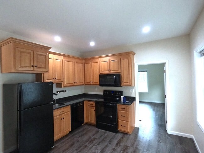 563 Burritt St, Unit 2N in New Britain, CT - Building Photo - Building Photo