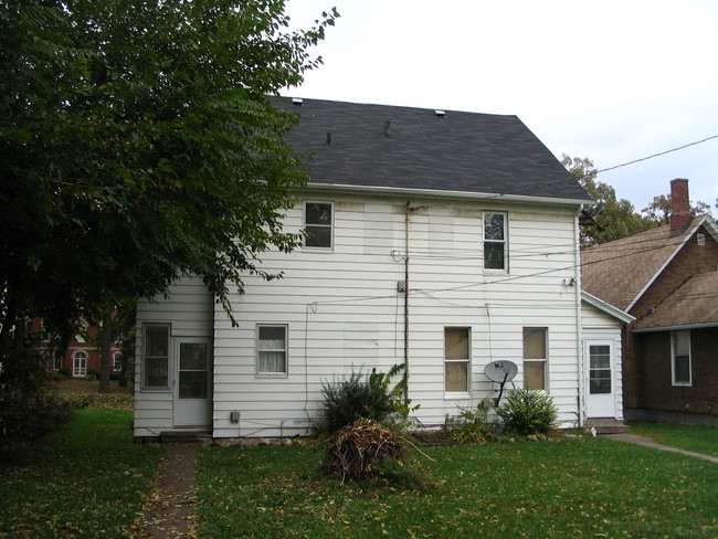 521 W Locust St in Davenport, IA - Foto de edificio - Building Photo