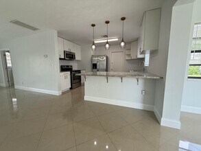 477 NE 35th St in Boca Raton, FL - Foto de edificio - Building Photo