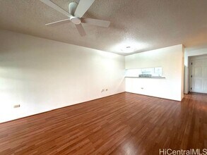 1090 Ala Napunani St in Honolulu, HI - Foto de edificio - Building Photo