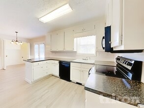 712 Kings Ct in Bethlehem, GA - Foto de edificio - Building Photo