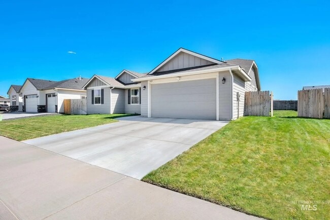 1025 SW Bonnie St in Mountain Home, ID - Building Photo - Building Photo