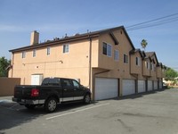 445 W 70th St in Los Angeles, CA - Building Photo - Building Photo