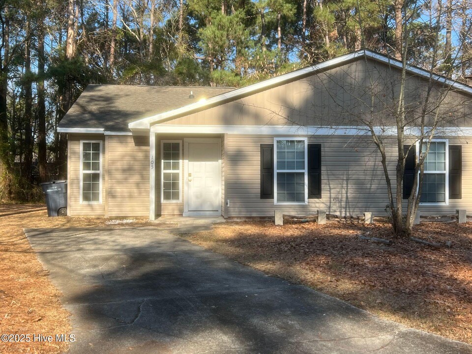 105 Twinwood Ct in Jacksonville, NC - Building Photo