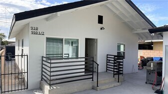 910 E 77th St in Los Angeles, CA - Building Photo