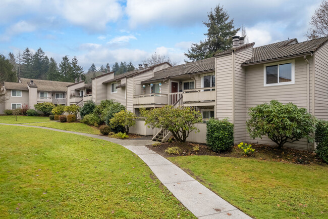 Country Place Apartments in Woodinville, WA - Building Photo - Primary Photo